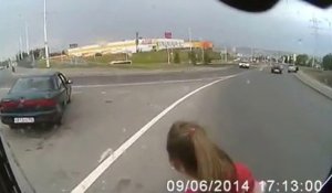 Une fille presque tuée par un bus alors qu'elle traversait la route n'importe comment!