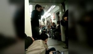 Guitariste fou dans le métro
