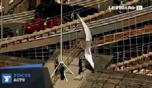 New-York : de mystérieux drapeaux blancs apparus sur le pont de Brooklyn