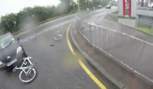 Enorme crash d'un vélo contre une voiture : Face à face violent!