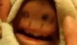 Tete Hilarante D Un Bebe Qui Decouvre Son Nouveau Jouet Dingue Sur Orange Videos