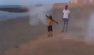 Un enfant Libyen apprend à tirer au lance-roquettes!