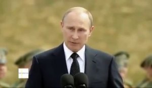 Un oiseau fiente sur Vladimir Poutine en plein discours