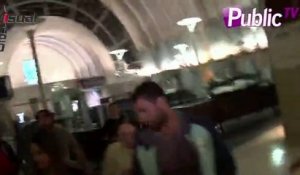 Exclu Vidéo : Jessica Alba : à l'aéroport, elle crée toujours l'émeute !