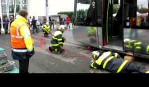 VIDÉO. Les pompiers soulèvent le tram de Tours
