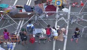 Hong Kong : la police commence à démonter les barricades des manifestants