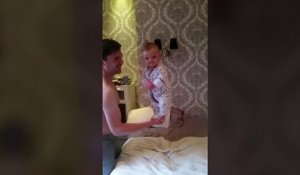 Instant cute : ce bébé tient en équilibre dans la main de son père