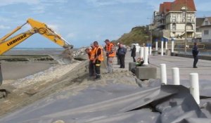 Wimereux : les engins de chantier s'activent sur la plage pour instaler un enrochement