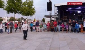Vannes. Danse bretonne : initiation sur le port
