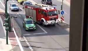 Un automobiliste bloque les pompiers à un feu.