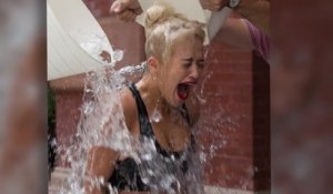 Rita Ora relève le défi du sceau d'eau glacée