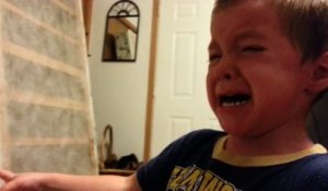 Ce petit garçon pleure quand son père lui vole son nez