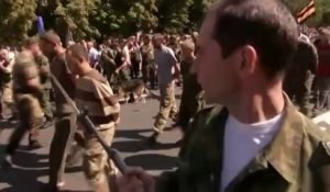 Ukraine : les séparatistes exhibent leurs prisonniers à Donetsk