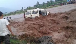 Sauvetage d'une Jeep dans les inondations