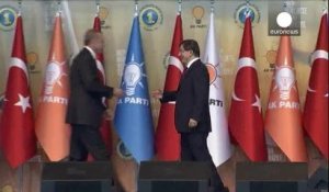 Ahmet Davutoglu prend la tête du parti turc AKP