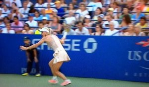 Caroline Wozniacki s'emmêle les cheveux dans sa raquette