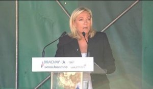 Le Pen: "le roi François Hollande est nu"