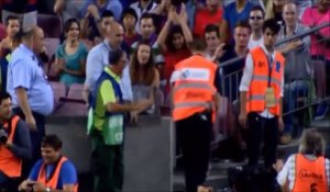 Quand un chat noir interrompt le match du Barça, ça fait rire le public