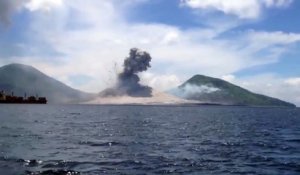 Une impressionnante explosion volcanique filmée de près