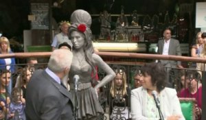 Une statue de bronze à la mémoire d'Amy Winehouse dévoilée à Londres