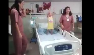 Cette petite fille oublie son cancer grâce à ses infirmières