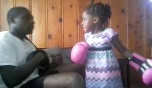 Une fille de 5 ans met K.O son papa à la boxe