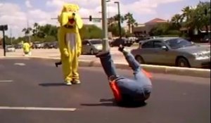 Une mascotte fait une battle de danse au milieu de la route