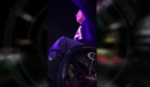 Un fan en fauteuil roulant surfe sur la foule à un concert de Kanye West