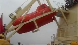Une embarcation de sauvetage fait un flip - Gros fail pour les naufragés!