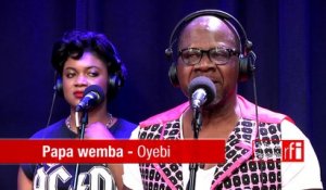 Papa Wemba chante "Oyebi" dans La Bande passante sur RFI