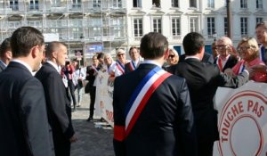 Arras : Manuel Valls va à la rencontre des élus qui manifestent pour le maintien de la desserte TGV