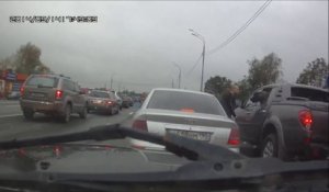 Road Rage raté : un russe tombe face à un gros chien!