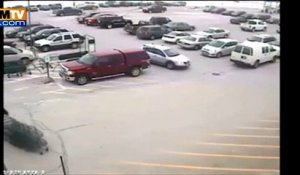 Il percute dix voitures sur un parking!