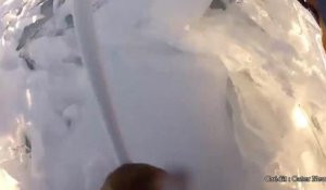 Un skieur tombe dans l'eau glacée d'un lac sibérien