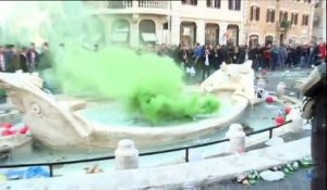 A Rome, la fontaine de la Barcaccia vandalisée par les hooligans de Feyenoord