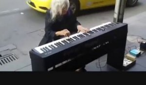 Une vieille dame s'installe pour jouer du piano et surprend les passants