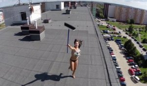 Un drone trolle une femme qui bronze topless