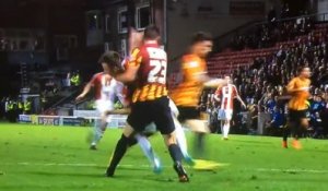 l'incroyable faute non sanctionnée de Rory Mcardle sous les yeux de l'arbitre