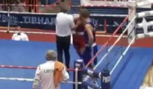 Un boxeur frappe violemment l'arbitre sur le ring