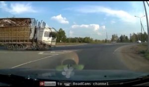 Un camion se renverse et perd son chargement