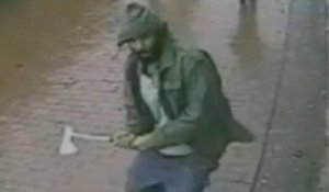 Un homme attaque à la hache des policiers à New York