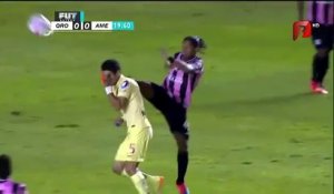 Ronaldinho donne un coup de pied de Karaté en plein match