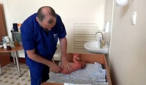 Un pédiatre russe examine un bébé (Saint-Pétersbourg)