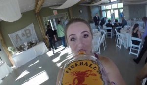 Une caméra GoPro fixée à une bouteille de Whisky pendant un mariage
