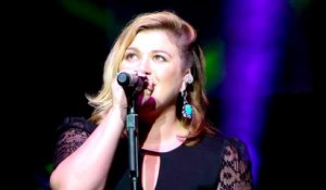 Kelly Clarkson Covers Taylor Swift's "Shake It Off"