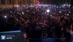 Hongrie : 10 000 manifestants brandissent leurs téléphones portables