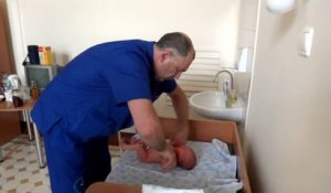 Un chirurgien orthopédiste russe remue un nouveau-né dans tout les sens!