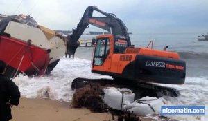 Intempéries: début des travaux de désensablement du bateau à Cannes