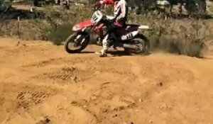 Une figure de fou en motocross