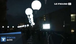 Une chaîne de ballons lumineux pour commémorer la chute du Mur